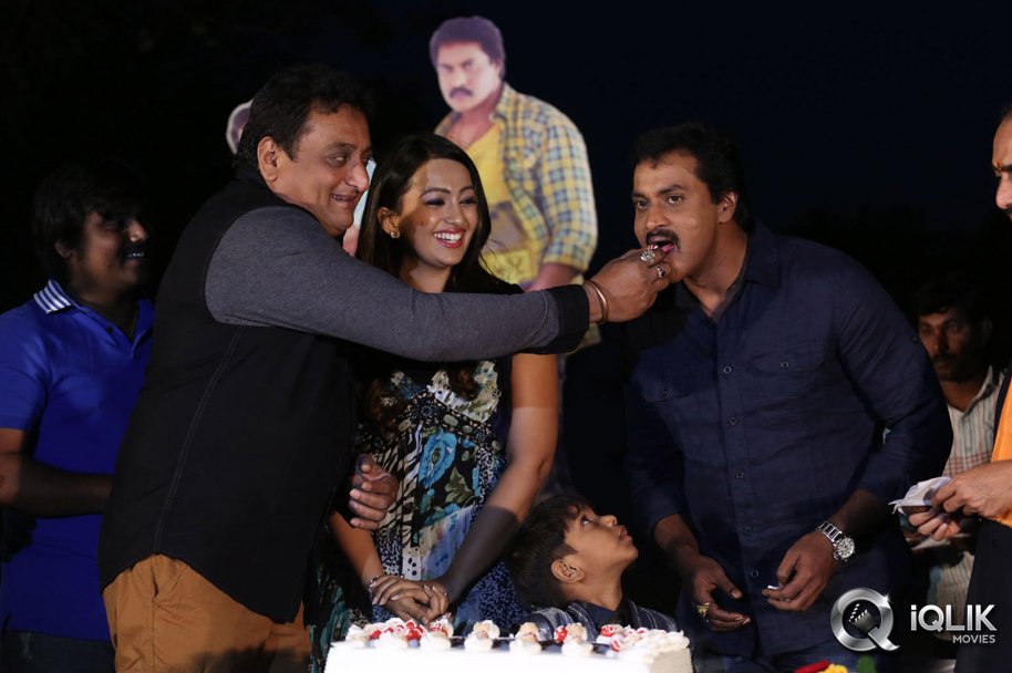 Sunil-Birthday-Celebrations-with-Bheemavaram-Bullodu-Team